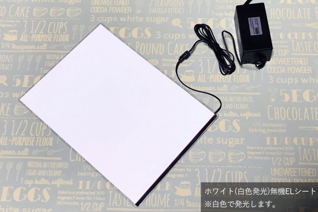 白色発光無機ELシートA4サイズの発光写真